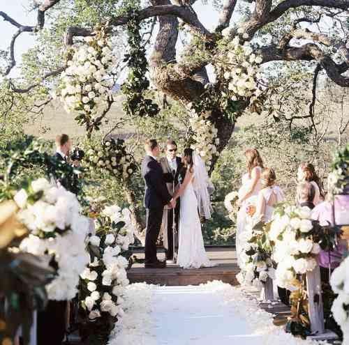 ceremonie mariage, ceremonie exterieur mariage, ceremonie mariage boheme, deco ceremonie boheme, allée eglise mariage, tapis ceremonie blanc, petales de roses mariage